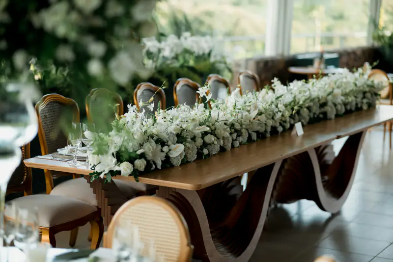 Festlich gedeckte lange Tafel mit Kerzen