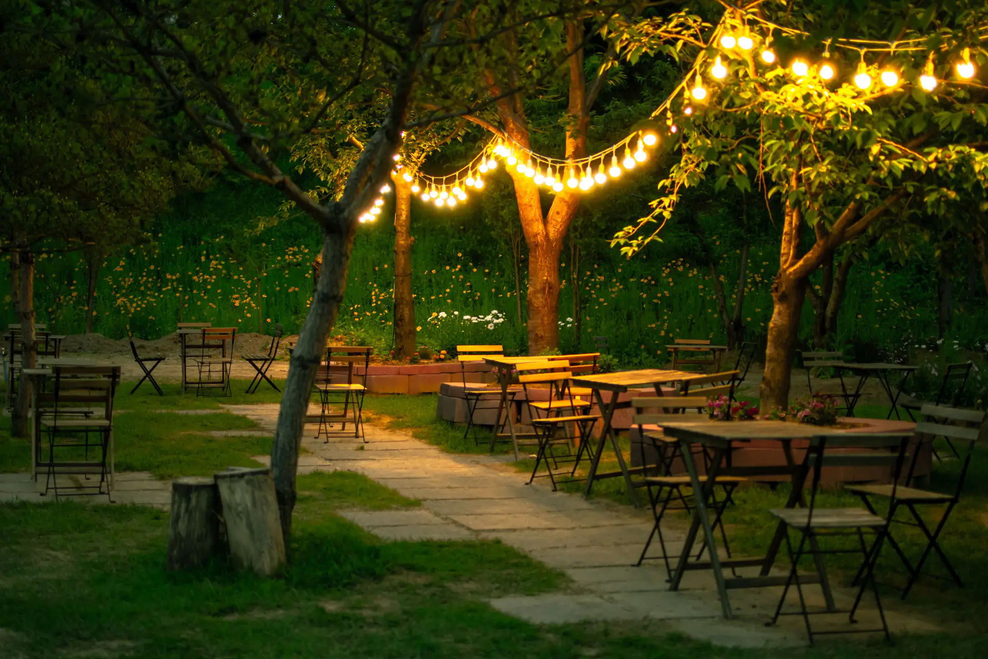 Biergarten des Gasthofs in der Abenddämmerung