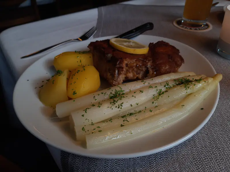 Weißer Spargel mit Schinken und Kartoffeln