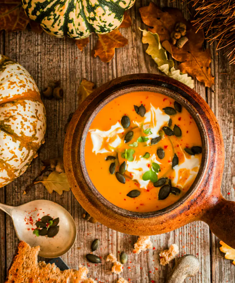 Kürbissuppe mit Kernen, herbstlich angerichtet