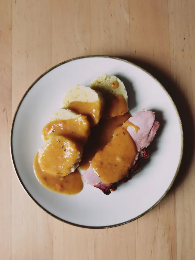 Braten mit Klößen und Soße