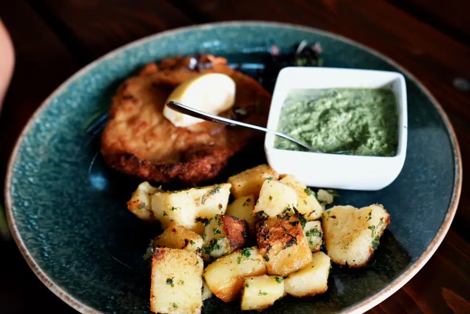 Schnitzel mit Bratkartoffeln und grüner Soße
