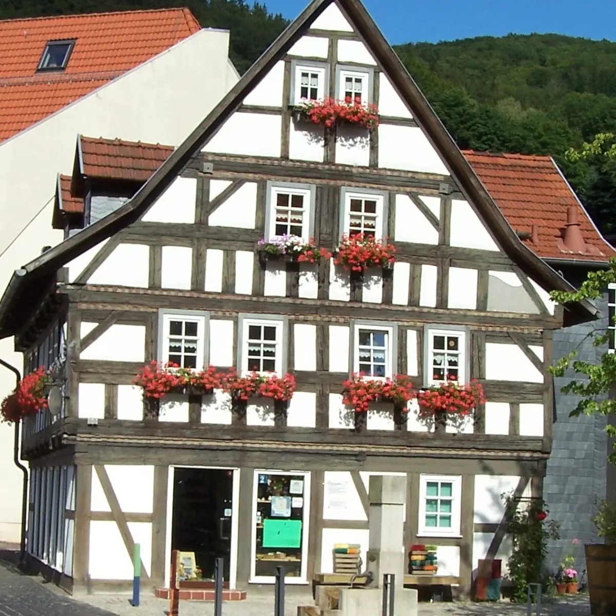 Fachwerkhaus vor der Instandsetzung mit verblasstem, graubraunem Gebälk