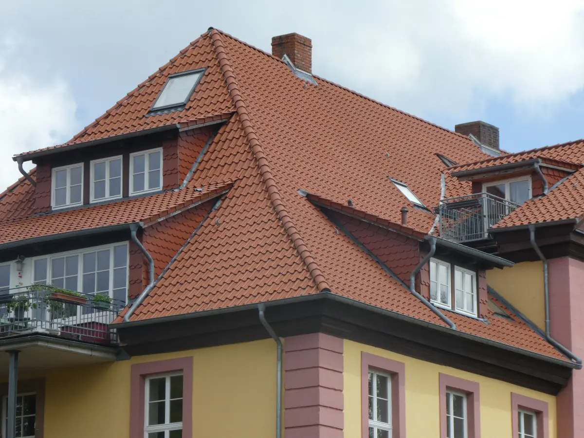 Ausgebautes Dachgeschoss mit Gaube an einem Stadthaus
