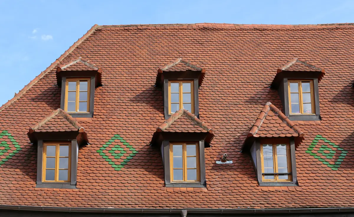 Neue Dachgauben in einem Biberschwanzdach