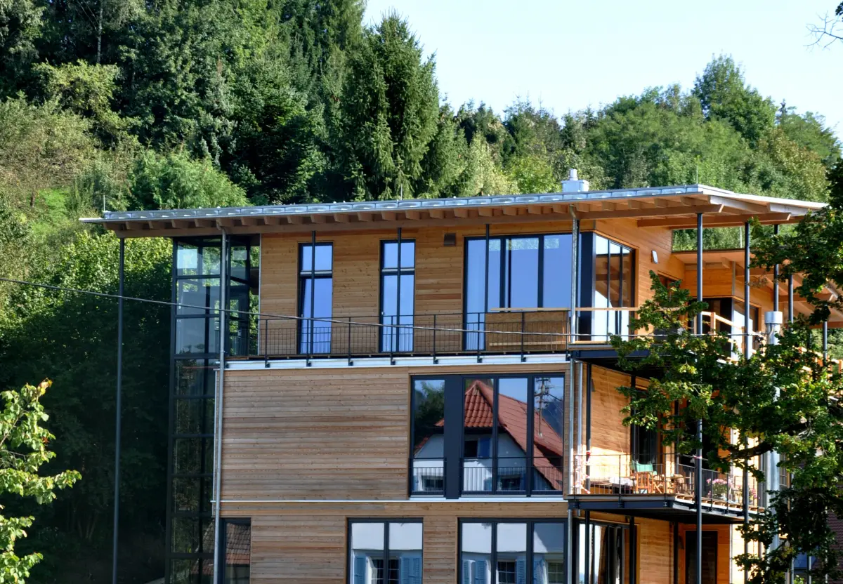 Wohnhaus in Holzrahmenbauweise mit Holzfassade und großen Fenstern