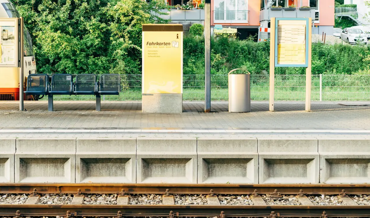 Regionalzug an einem Bahnsteig