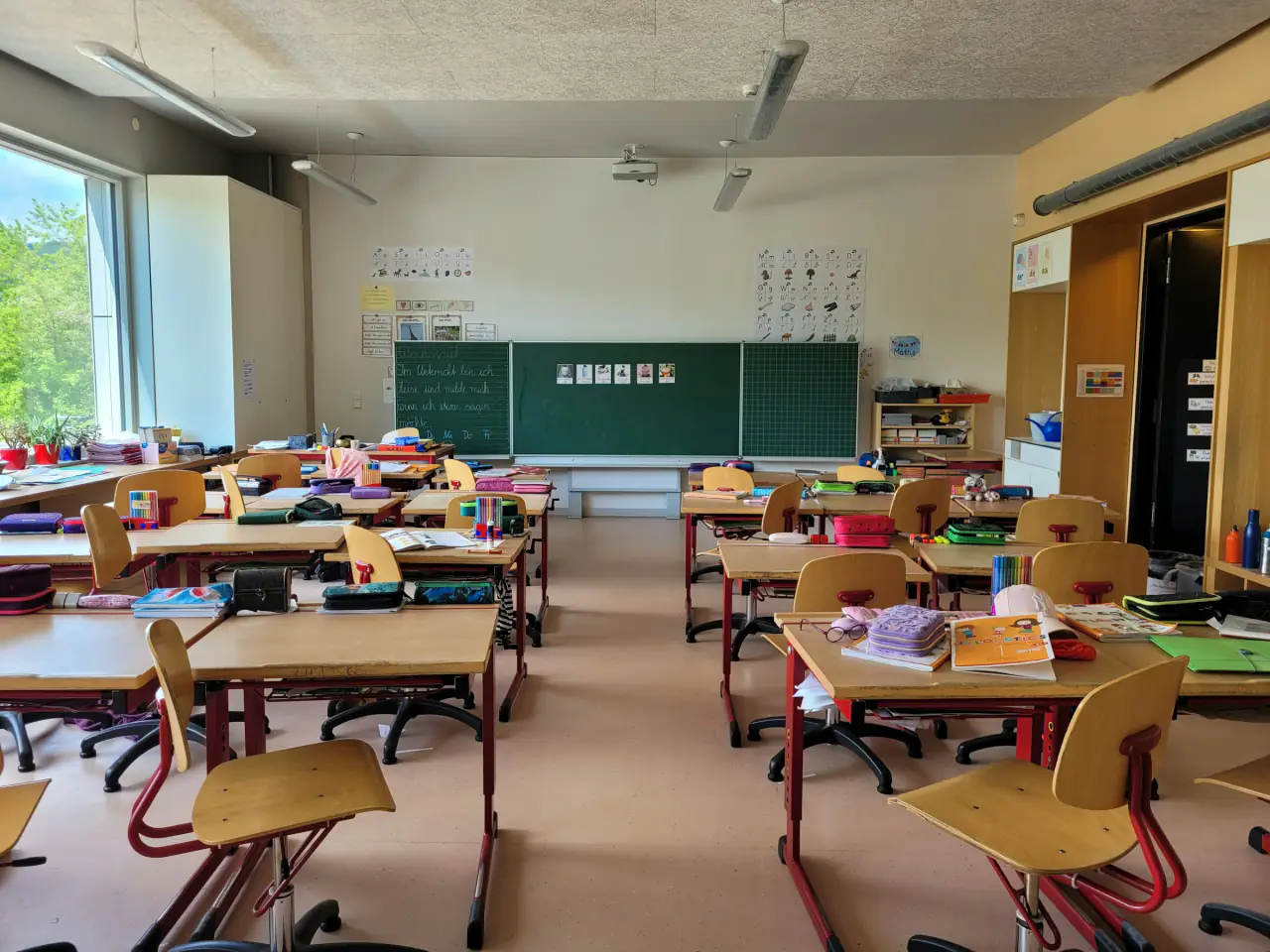 Leeres Klassenzimmer mit Tischen und Tafel